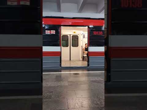 თბილისის მეტროს ვაგონების კარების დაკეტვა Closing the doors of Tbilisi metro cars